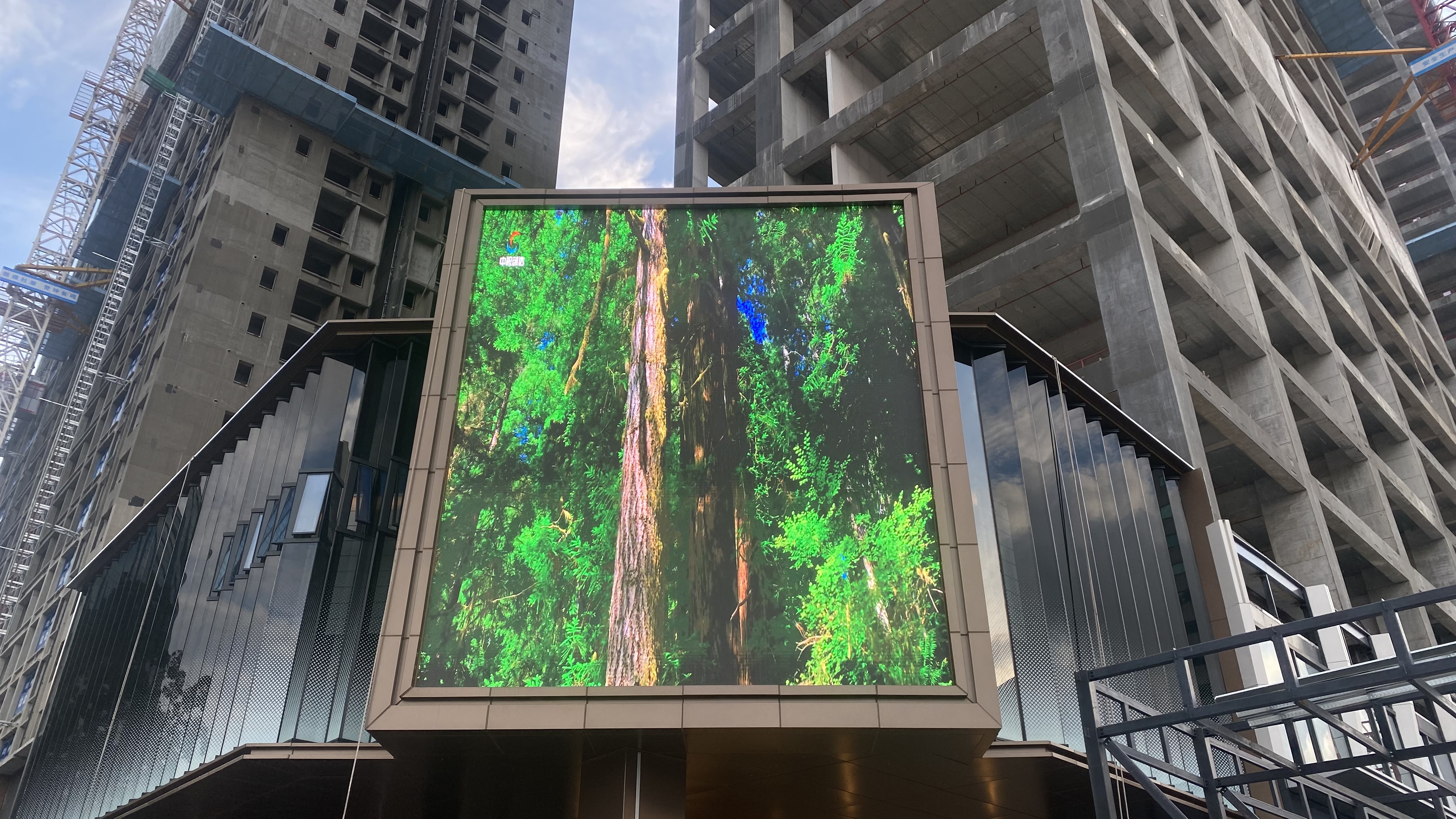 深圳龍華幸福城戶外P4共陰大屏-6.72m*7.84m